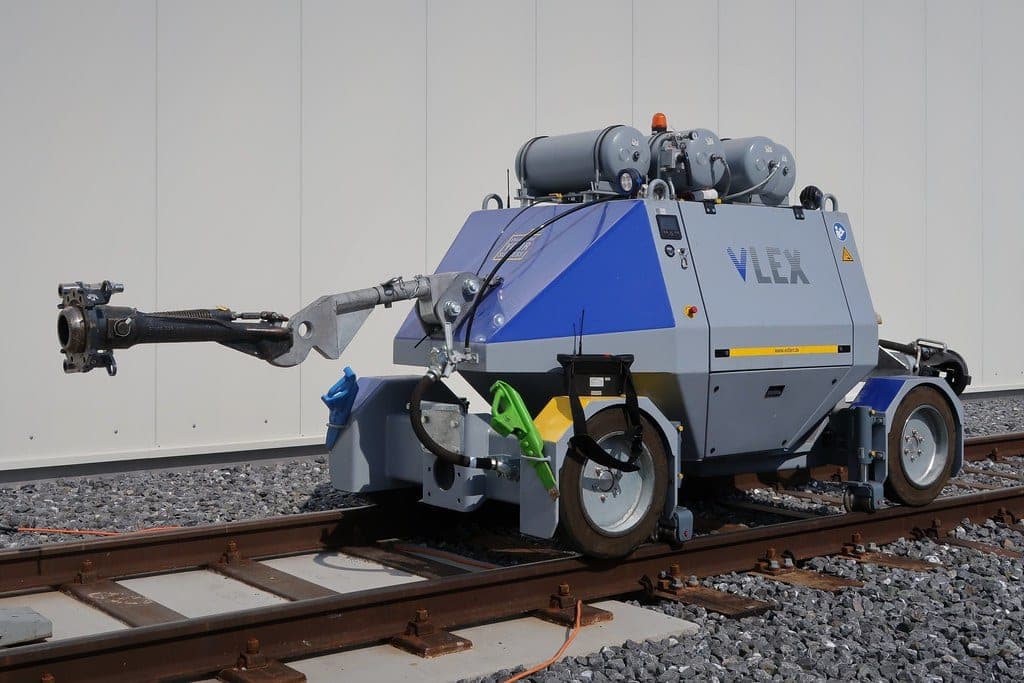 An airbrush compressor with an air tank